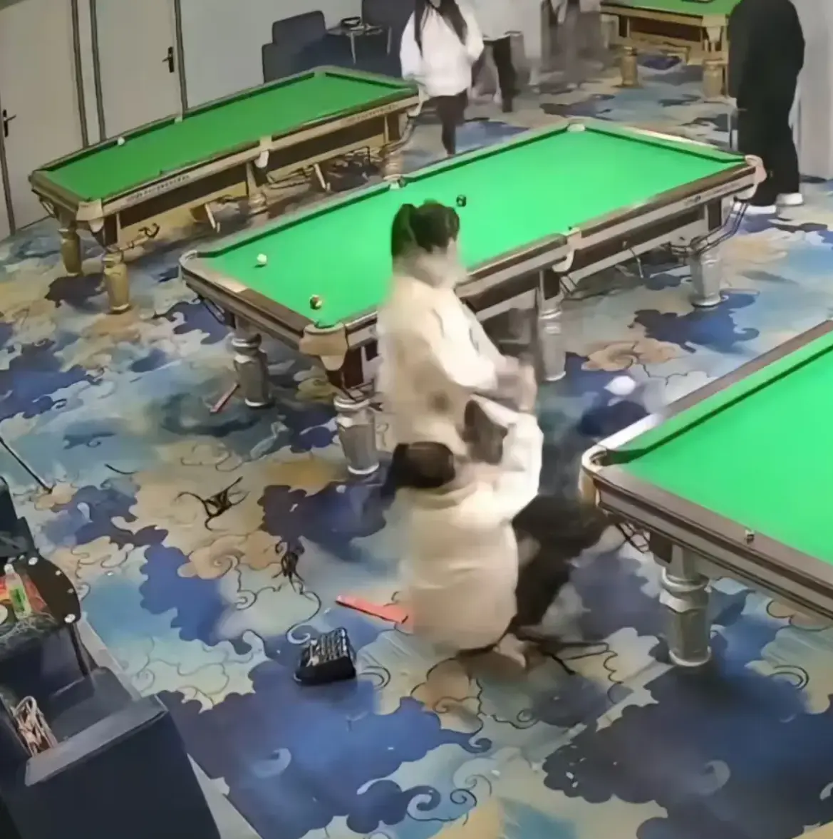 台球厅双刀双子星真实事件 - 《台球厅双刀姐妹》全纪录视频 - 三女子互打1080P高清无删减播放