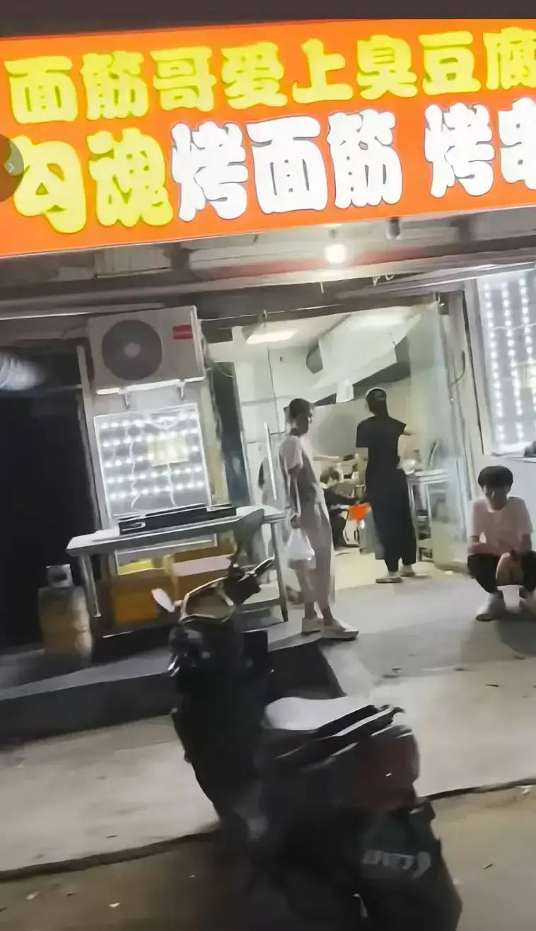 《安平勾魂面筋哥丈母娘事件完整视频》1080P高清无删减在线观看-丈母娘事件完整视频资源免费播放-从摆摊到爆红的背后故事