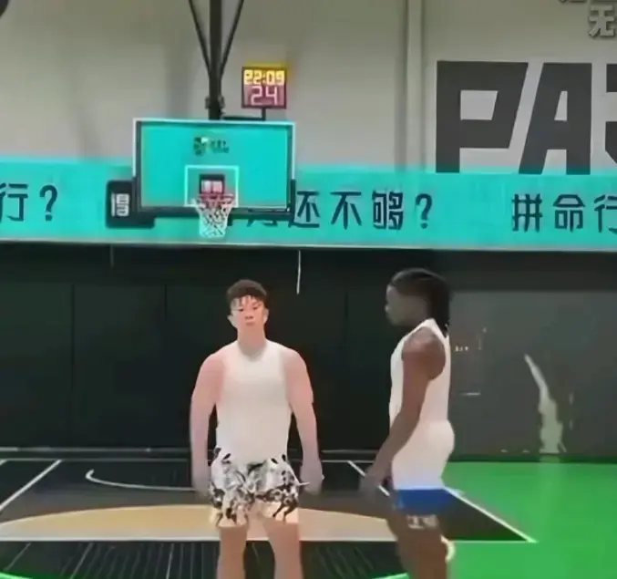 《牛教练的裤子》1080P无广告免费观看-《牛教练的裤子》黑哥从背后掏物理教材教学-约好操场见分高下篮球变教材爆笑短片